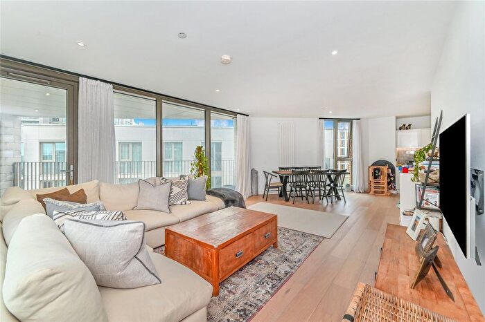 3 Bedroom Flat For Sale In Admiralty Avenue, London, E16
