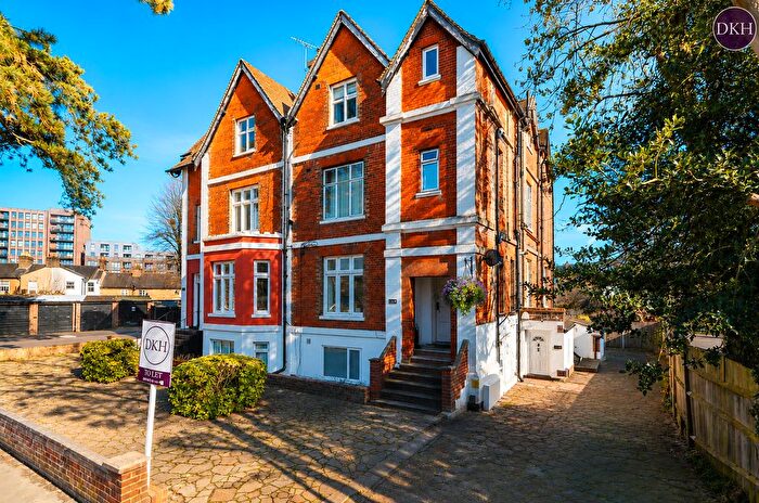 2 Bedroom Flat To Rent In Nascot Road, Watford, Hertfordshire, WD17