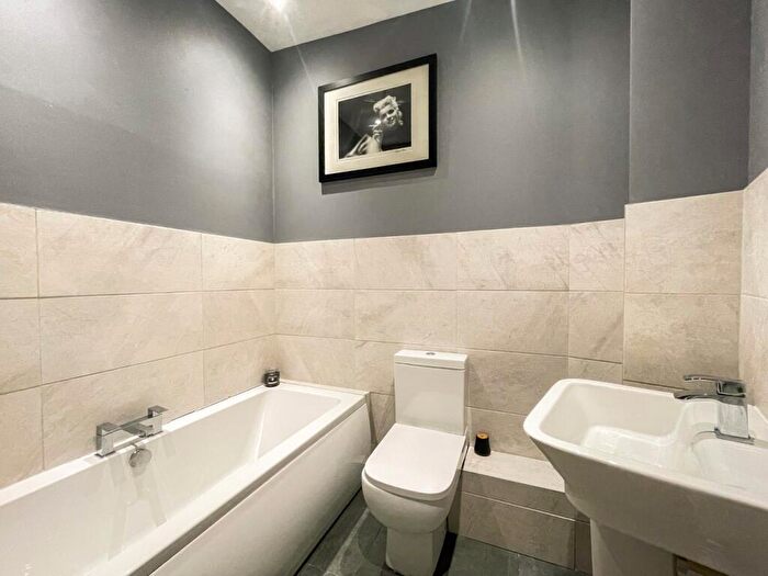 2 Bedroom Apartment For Sale In Southfields Green, Gravesend, Kent, DA11