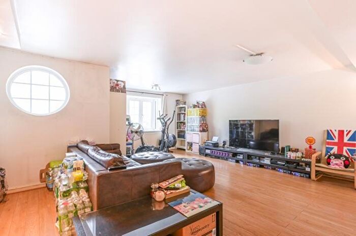 3 Bedroom Flat For Sale In St Georges Square, London, E14