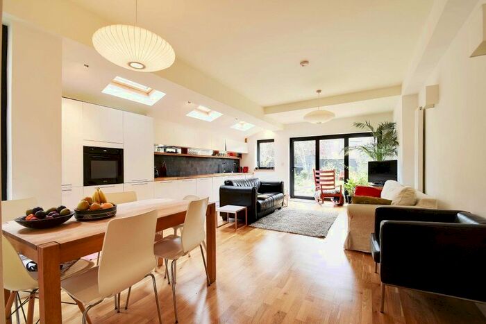 2 Bedroom Flat To Rent In Mayfield Road, Crouch End, London, N8