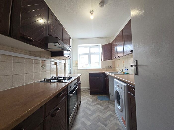 3 Bedroom Flat To Rent In Bellamy House, Garratt Lane, London, SW17