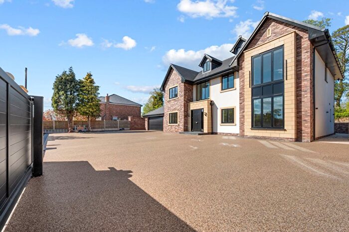 5 Bedroom Detached House For Sale In Eaton Road, Dentons Green, WA10
