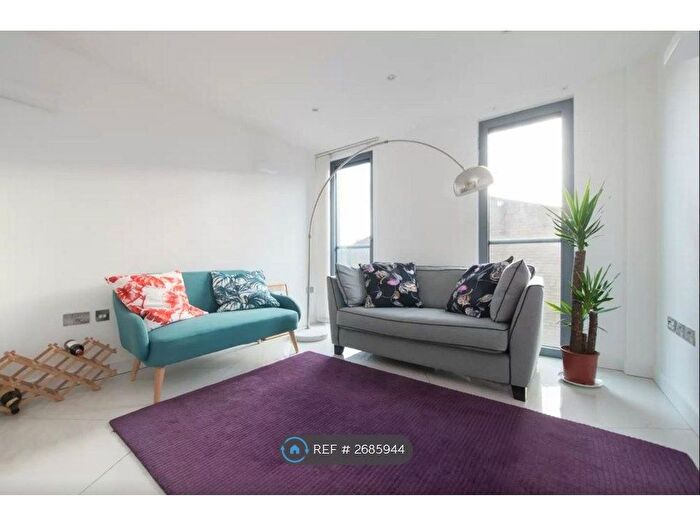 2 Bedroom Flat To Rent In Richmond Road, London, E8