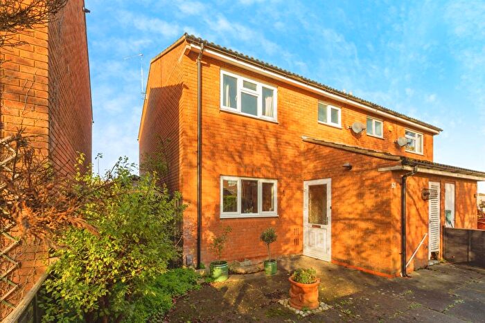 3 Bedroom Semi Detached House For Sale In Hamble Drive, Aylesbury, HP21