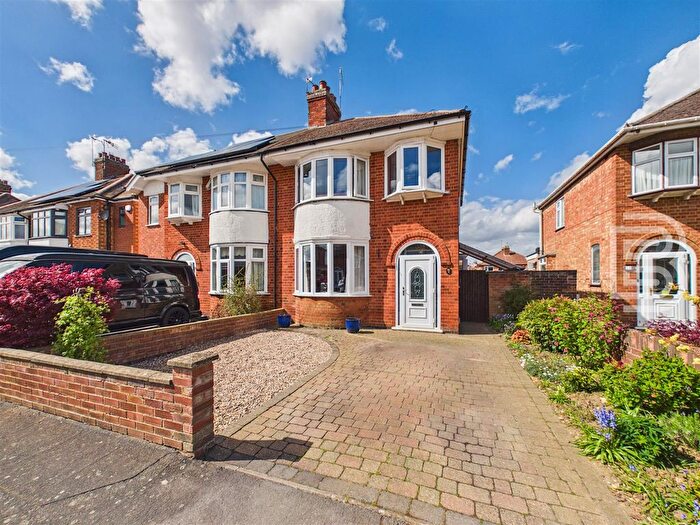 3 Bedroom Semi Detached House For Sale In Farm Grove, Rugby, CV22