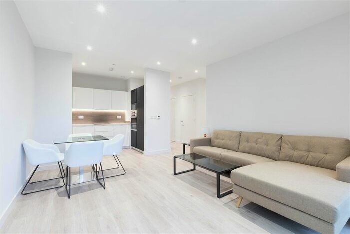 2 Bedroom Flat To Rent In Newnton Close, London, N4