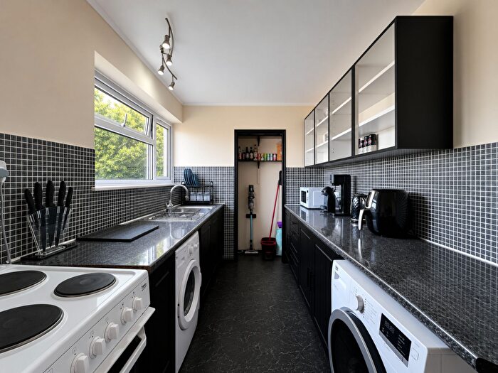 2 Bedroom Flat For Sale In Meadowleaze, Gloucester, GL2