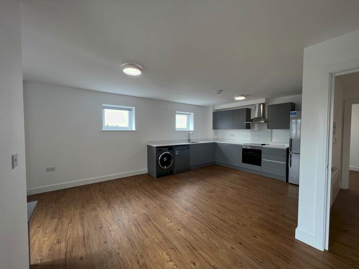 3 Bedroom Flat To Rent In Uxbridge Road, Hayes, UB4