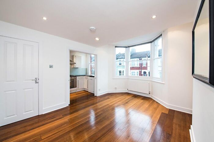3 Bedroom Flat To Rent In Parolles Road, London, N19