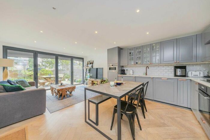 2 Bedroom Flat To Rent In Buckleigh Road, London, SW16