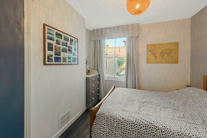 1 Bedroom Flat To Rent In Rowena Crescent, SW11