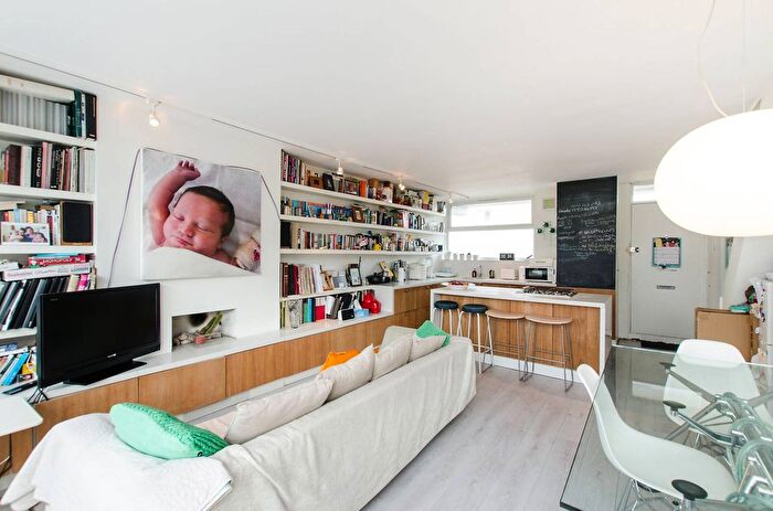 3 Bedroom Flat To Rent In Westbridge Road, Battersea, London, SW11