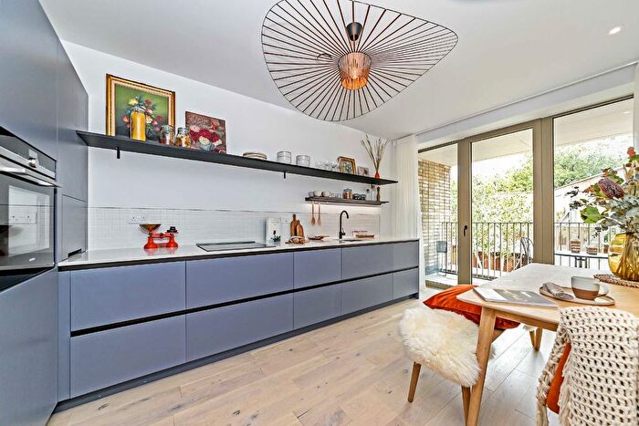 2 Bedroom Flat To Rent In Balham High Road, Balham, SW17