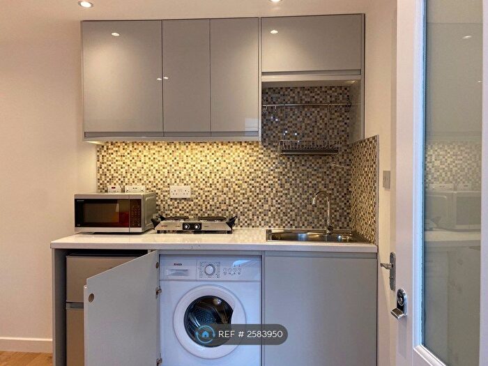Studio To Rent In Hemingford Close, London, N12