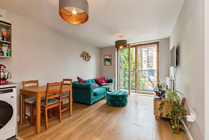 2 Bedroom Flat For Sale In Burton Court, Bristol, BS8