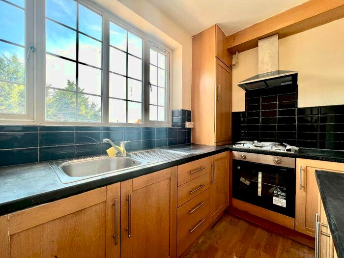 2 Bedroom Flat To Rent In Tolworth Broadway, Tolworth, KT6