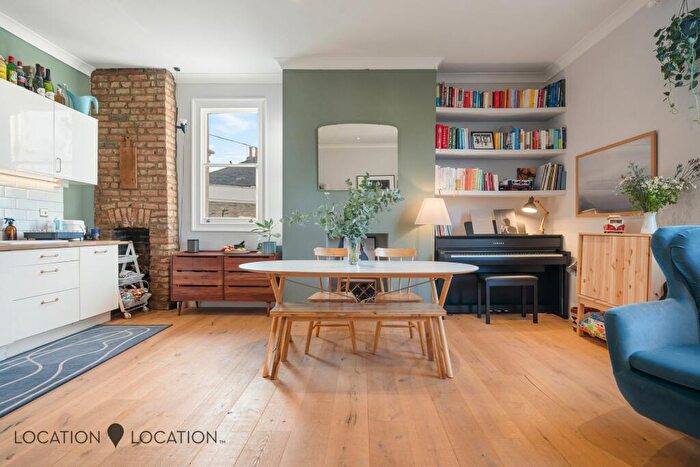 3 Bedroom End Of Terrace House For Sale In Brooke Road, London, N16