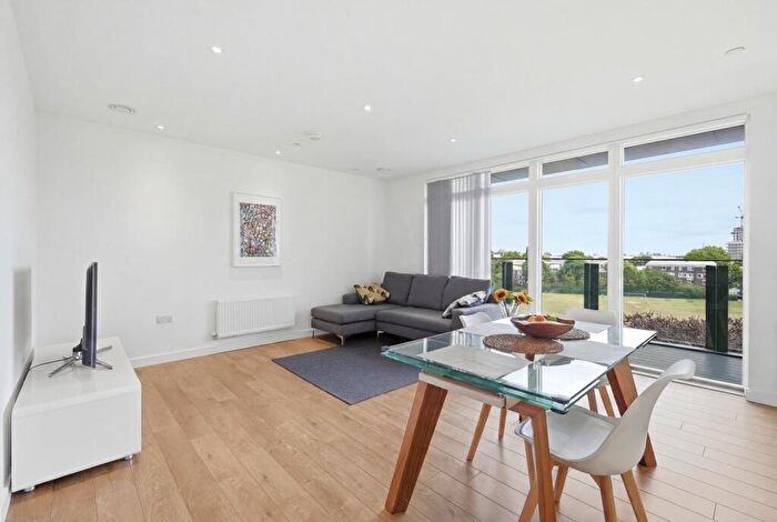 2 Bedroom Flat For Sale In Lamington Heights, Canary Wharf, E14