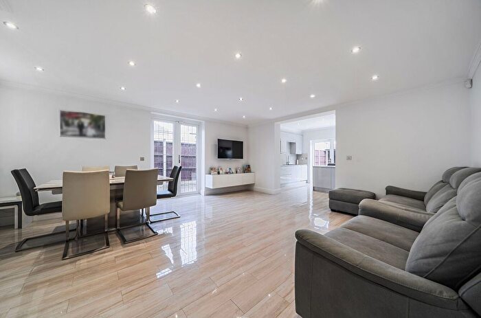 3 Bedroom Flat For Sale In The Ridgeway, London, E4