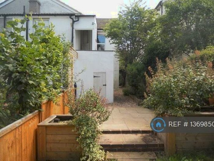 2 Bedroom Flat To Rent In Ridgeway, Redhill, RH1