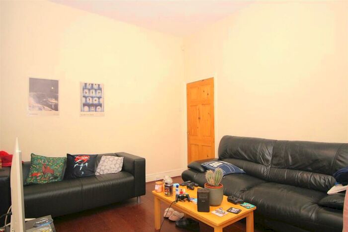 2 Bedroom Flat To Rent In Simonside Terrace, Heaton, Newcastle Upon Tyne, NE6