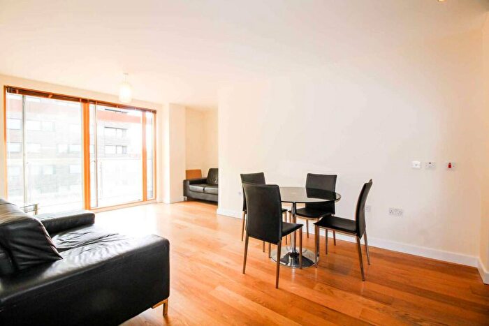 2 Bedroom Flat To Rent In Crampton Street, Elephant And Castle, London, SE17
