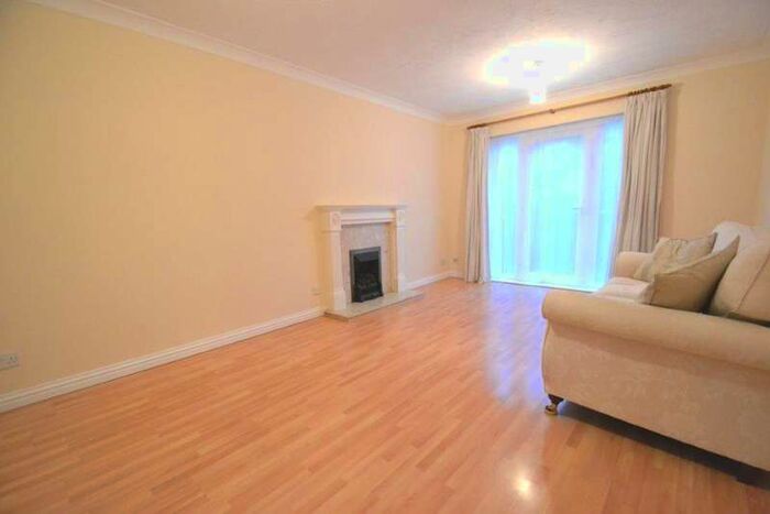 2 Bedroom Apartment To Rent In Gatcombe Mews, Ealing, W5