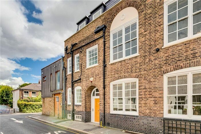 2 Bedroom Flat To Rent In Lancaster Road, Wimbledon Village, SW19