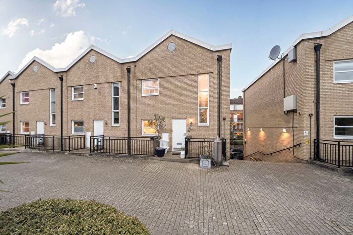 3 Bedroom Maisonette For Sale In Rotherhithe Street, London, SE16