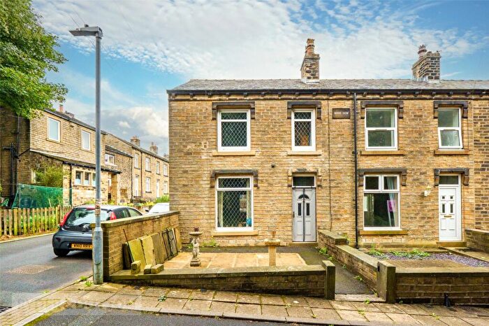 2 Bedroom End Of Terrace House For Sale In Royds View, Linthwaite, Huddersfield, West Yorkshire, HD7