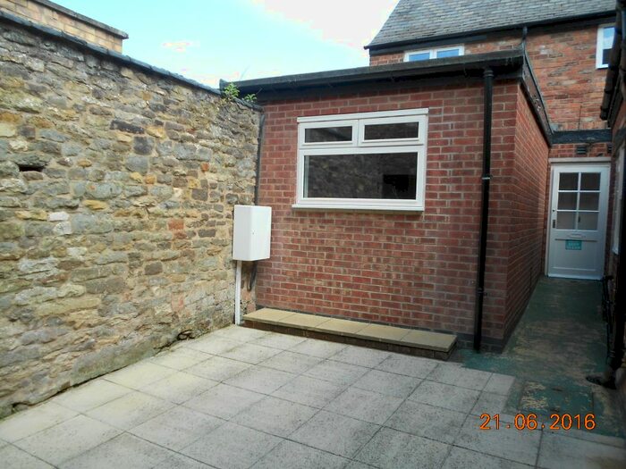 2 Bedroom Flat To Rent In High Street, Oakham, LE15