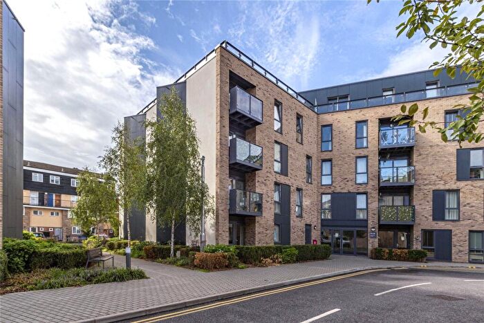 2 Bedroom Flat For Sale In Market Street, Addlestone, Surrey, KT15