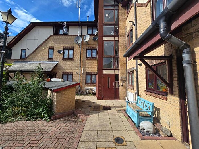 3 Bedroom Flat To Rent In Willow Tree Close, London, E3