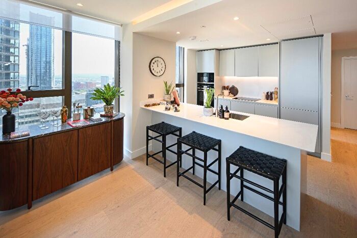 2 Bedroom Apartment For Sale In South Quay Plaza, Canary Wharf, London, E14