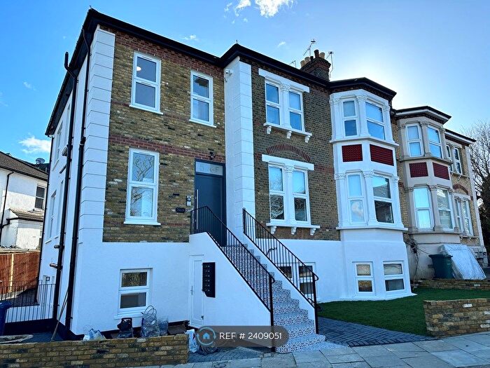 2 Bedroom Flat To Rent In Sunningfields Crescent, London, NW4