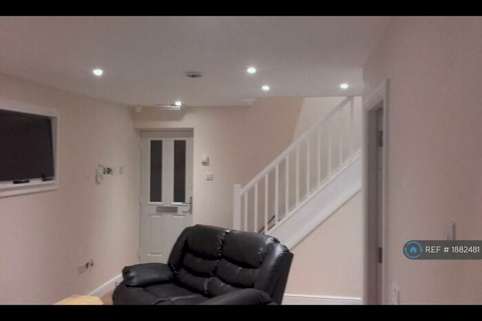 7 Bedroom Terraced House To Rent In Redshaw Close, Manchester, M14