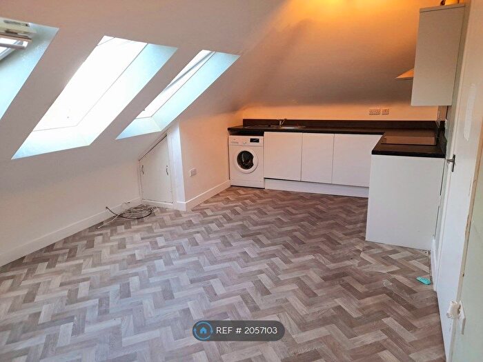 2 Bedroom Flat To Rent In Fairfield, Christchurch, BH23