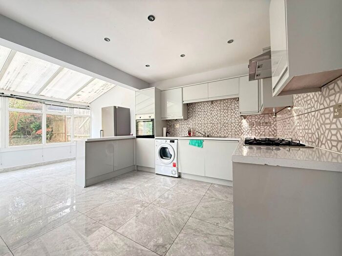 3 Bedroom Semi-Detached House To Rent In West Valley Road, Hemel Hempstead, HP3