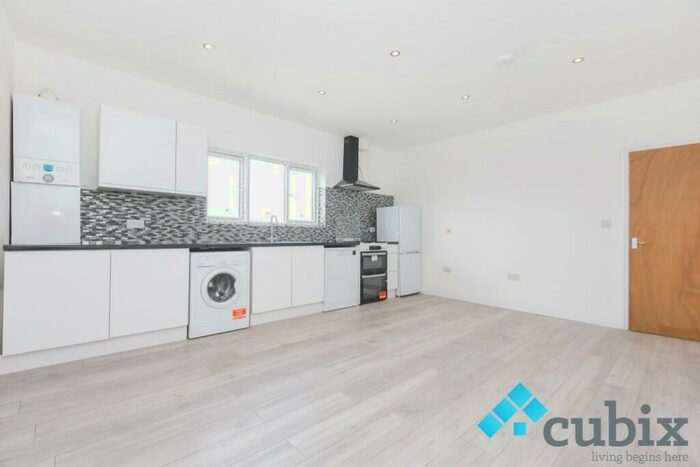 1 Bedroom Flat To Rent In London Road, Worcester Park, Surrey, SM3