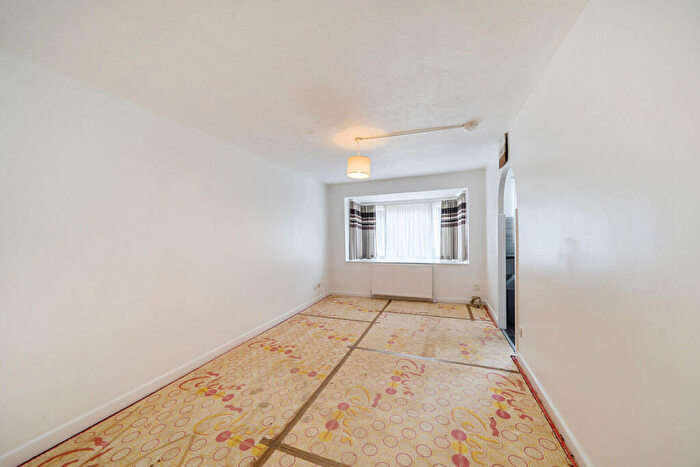 1 Bedroom Flat For Sale In Greenway Close, New Southgate, London, N11