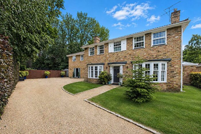 6 Bedroom Detached House For Sale In Broome Close, Yateley, Hampshire, GU46