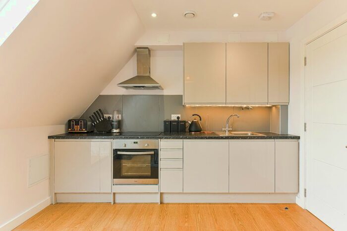 1 Bedroom Flat To Rent In Challenge, Barnett Wood Lane, Leatherhead, KT22