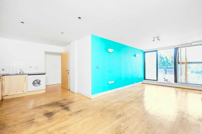 2 Bedroom Flat To Rent In Streamline Mews, East Dulwich, London, SE22