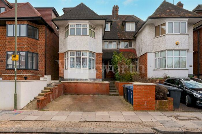 Apartment To Rent In Hoop Lane, London, NW11