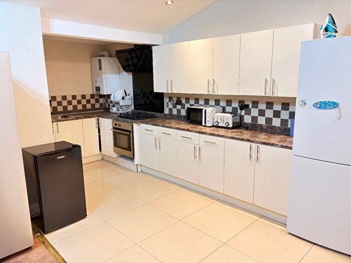 5 Bedroom Link Detached House To Rent In Very Near Northfields Tube Station Area, Ealing Northfields Area, W5