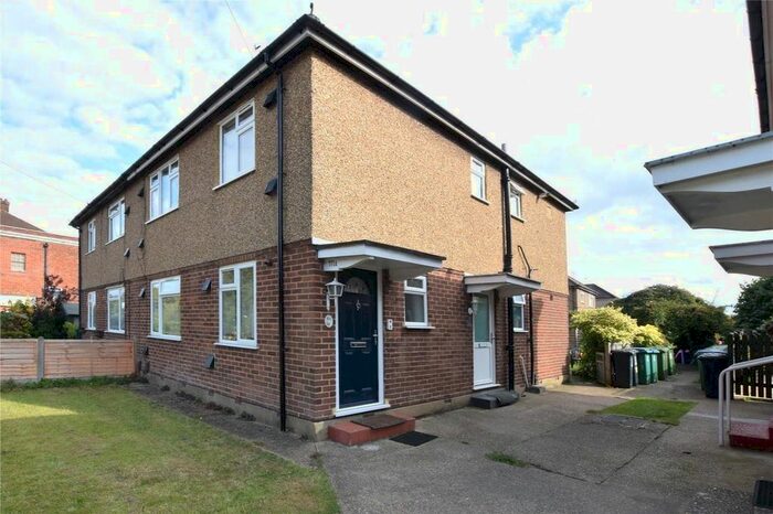 2 Bedroom Maisonette To Rent In North Approach, Watford, WD25