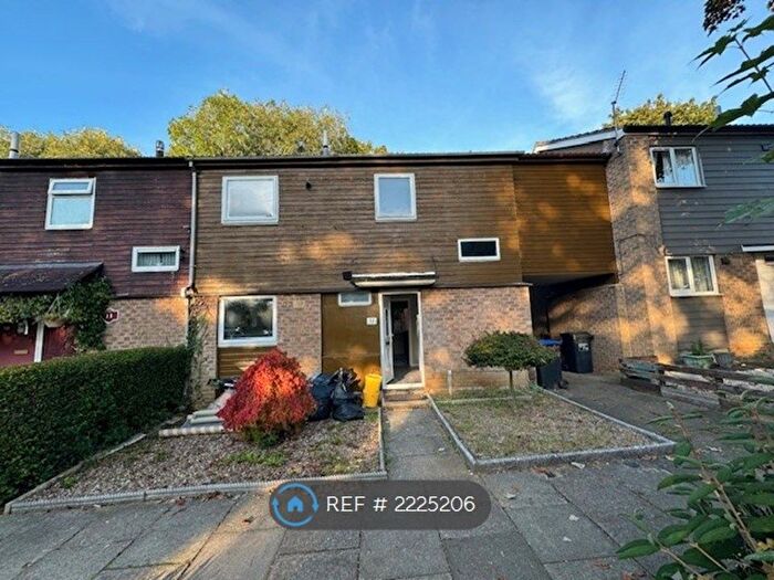 4 Bedroom Semi-Detached House To Rent In Booth Meadow Court, Northampton, NN3