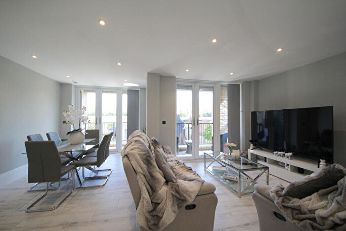 2 Bedroom Flat To Rent In Cockfosters Road, EN4