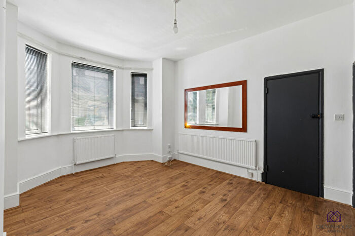 2 Bedroom Maisonette For Sale In Squires Lane, London, London, N3